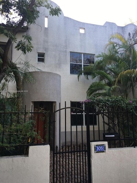 3051 Center St, Unit 9 in Miami, FL - Building Photo - Building Photo