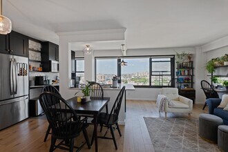135 Montgomery St in Jersey City, NJ - Building Photo - Building Photo