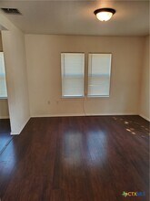 826 N Bowie St in Seguin, TX - Building Photo - Building Photo