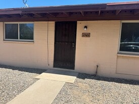 1543 W Roger Rd in Tucson, AZ - Building Photo