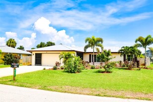 945 Chevy Chase St NW in Port Charlotte, FL - Building Photo - Building Photo