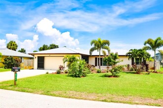 945 Chevy Chase St NW in Port Charlotte, FL - Foto de edificio - Building Photo