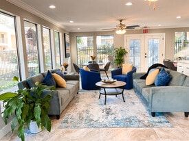 Treehouse Apartments in Conroe, TX - Building Photo