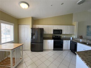 9009 Michael Cir in Naples, FL - Foto de edificio - Building Photo
