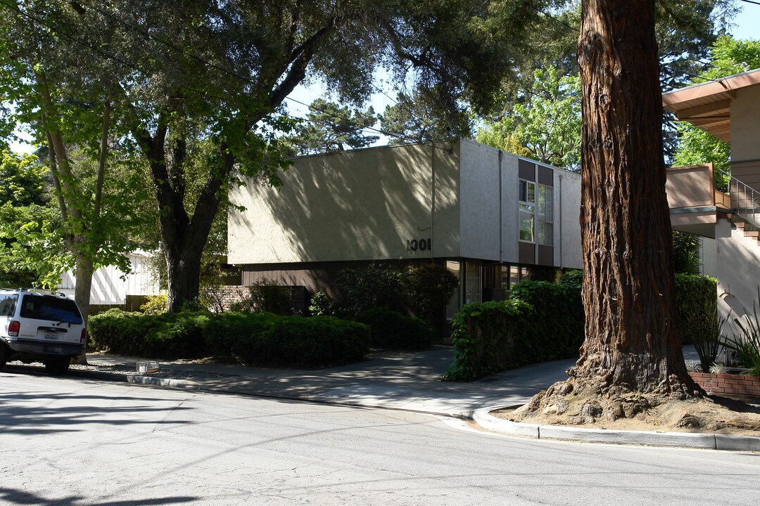 1301 Mills St in Menlo Park, CA - Foto de edificio