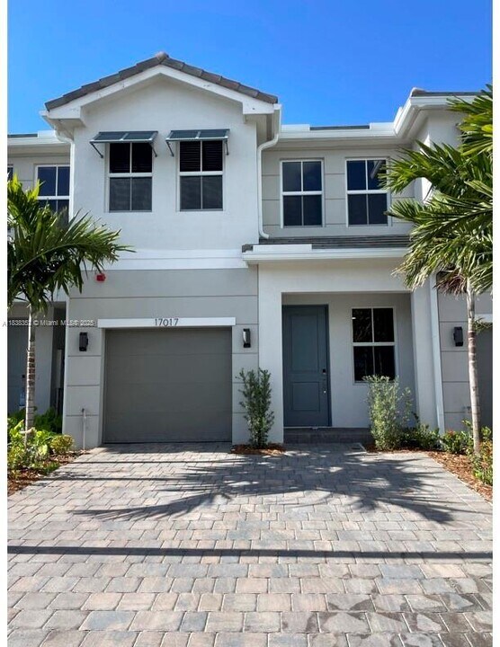 17017 SW 1st St in Pembroke Pines, FL - Foto de edificio