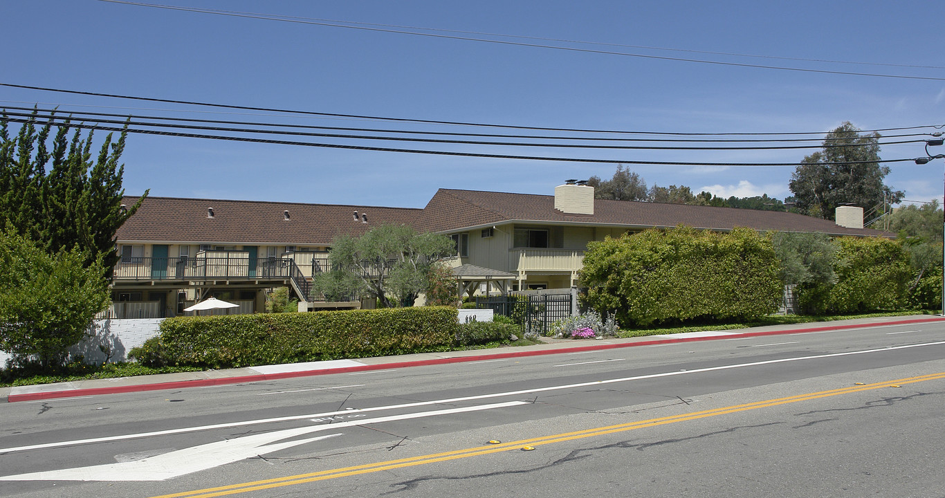 660 Moraga Rd in Moraga, CA - Foto de edificio