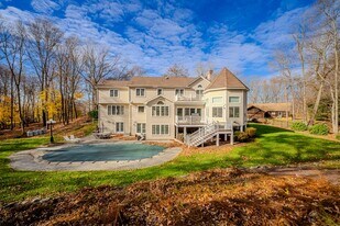 723 Laurie Ln in Orange, CT - Building Photo