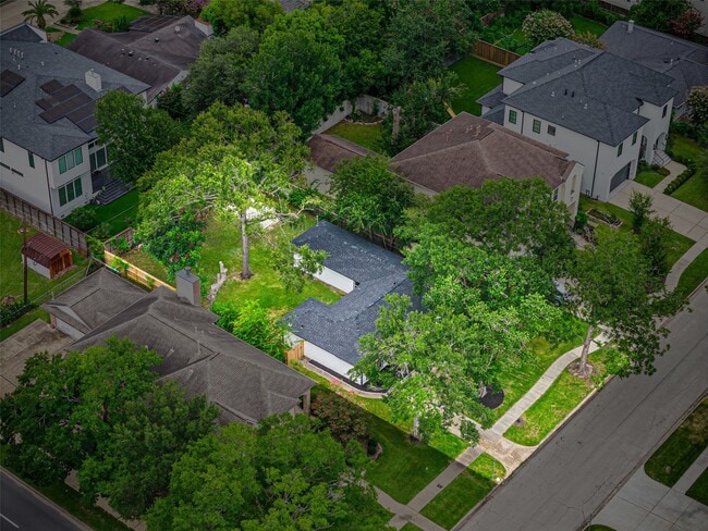 4626 Holly St in Bellaire, TX - Building Photo - Building Photo