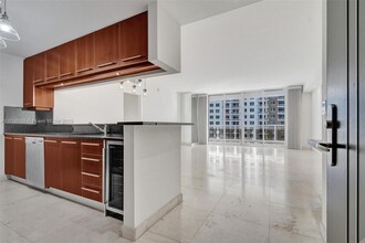 901 Brickell Key Blvd in Miami, FL - Building Photo - Building Photo