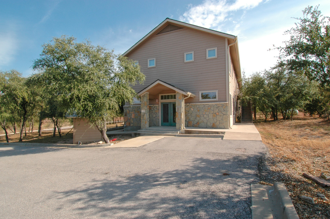 2515 Pace Bend Rd S in Briarcliff, TX - Building Photo