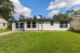 5260 Landry Ln in Beaumont, TX - Building Photo