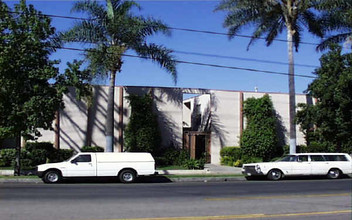 6611 Woodley Ave in Van Nuys, CA - Building Photo - Building Photo