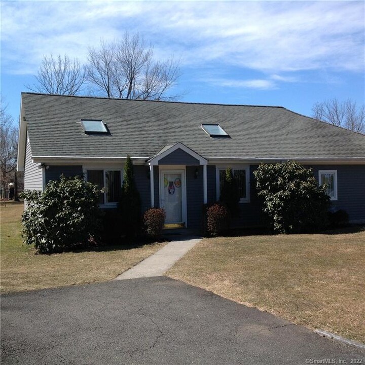 53 Cross Bow Ln in Monroe, CT - Building Photo