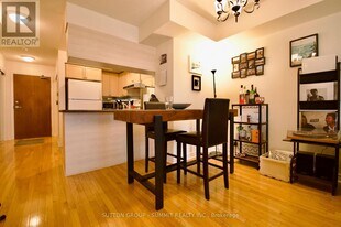 1 Elm Dr W in Mississauga, ON - Building Photo