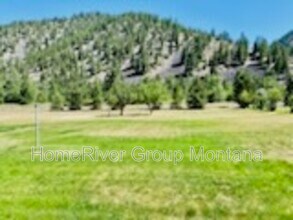 18530 E Mullan Rd in Clinton, MT - Foto de edificio - Building Photo