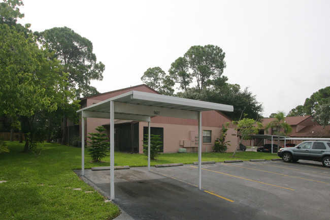 5633-5649 Summer Side Ln in Sarasota, FL - Building Photo - Building Photo