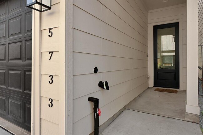 5733 White Magnolia St. in Houston, TX - Building Photo - Building Photo