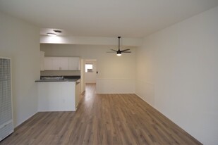 15156 Dickens St Apartamentos