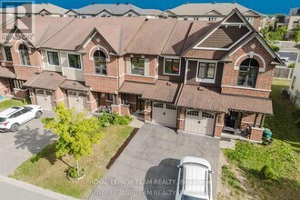 121 Mancini Way in Ottawa, ON - Building Photo - Building Photo