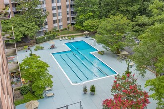 2939 Van Ness St NW in Washington, DC - Foto de edificio - Building Photo