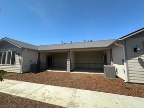 519 S Summit St in Visalia, CA - Building Photo - Building Photo