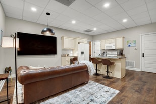 210 E Waldburg St in Savannah, GA - Building Photo