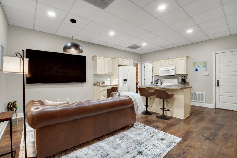 210 E Waldburg St in Savannah, GA - Building Photo