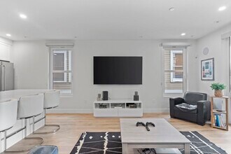 326 W Broadway in Boston, MA - Building Photo - Building Photo