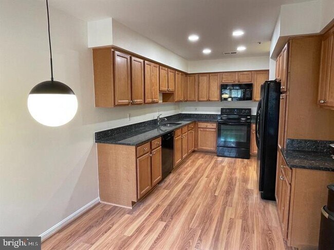 13829 Bronco Pl in Germantown, MD - Foto de edificio - Building Photo