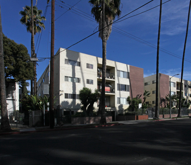 5361 Russell Ave in Los Angeles, CA - Foto de edificio - Building Photo