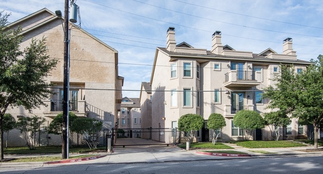 The Sorano Town Homes in Dallas, TX - Foto de edificio - Building Photo