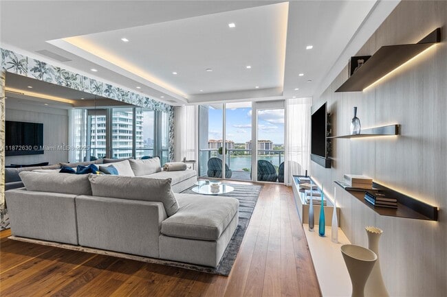 100 South Pointe Dr in Miami Beach, FL - Building Photo - Building Photo