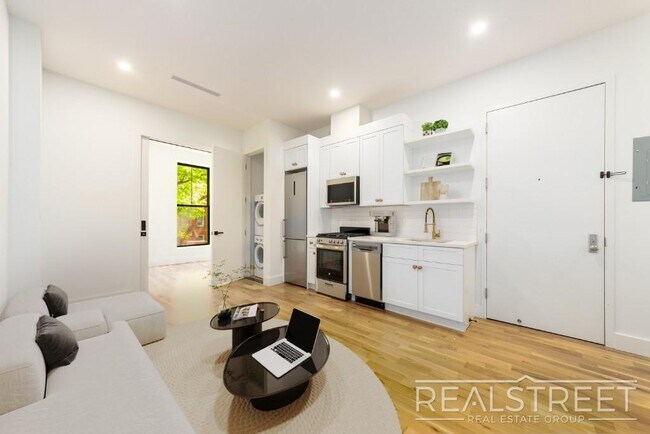 353 Vernon Ave in Brooklyn, NY - Building Photo - Building Photo