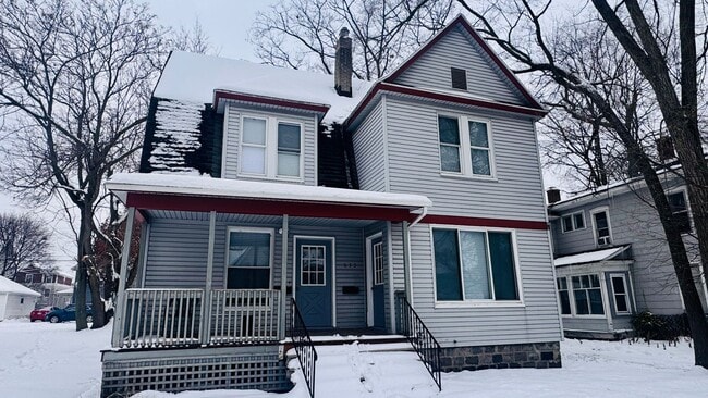 property at 633 Livingston Ave NE