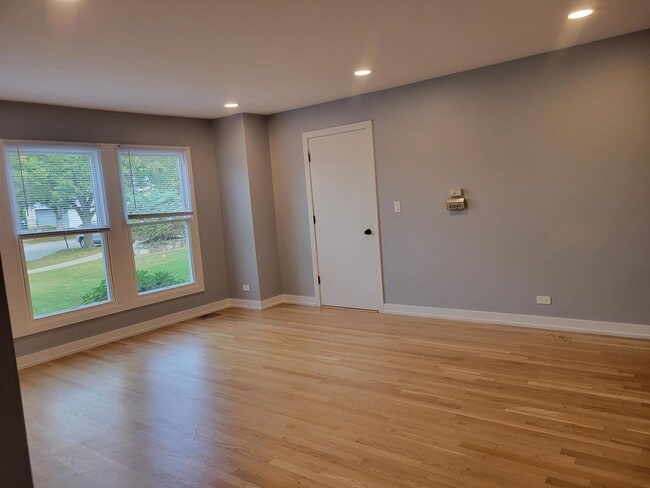 1001 E Callero Cir in Mount Prospect, IL - Building Photo - Building Photo