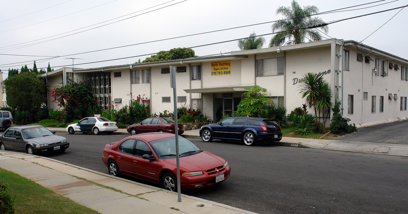 The Duquesne Apartments in Hawthorne, CA - Building Photo