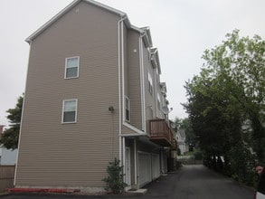275 Greenwich Ave in Stamford, CT - Building Photo - Building Photo