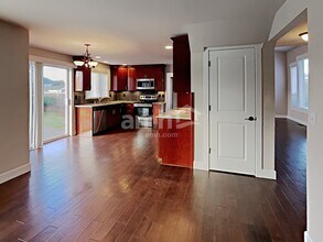 21726 44th Avenue Ct E in Spanaway, WA - Foto de edificio - Building Photo