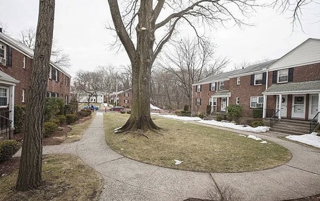 190 Knickerbocker Rd, Unit 10 in Englewood, NJ - Foto de edificio - Building Photo