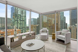 242 E Illinois St in Chicago, IL - Foto de edificio - Building Photo