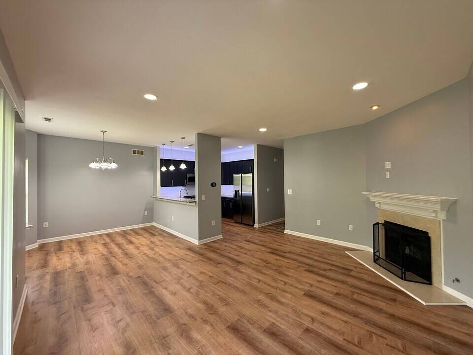 77 Pinehurst Dr in Washington, NJ - Building Photo