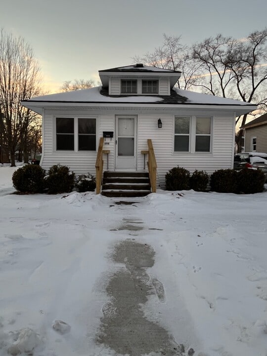 694 McAllister Ave in Benton Harbor, MI - Building Photo