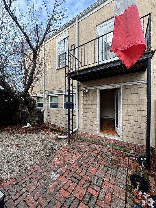 205B Highland Ave, Unit 1 in Somerville, MA - Building Photo