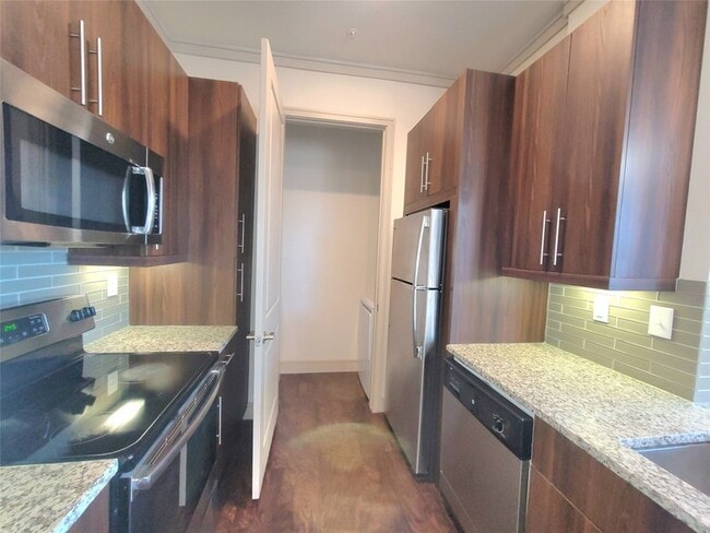 1800 St Joseph Pkwy, Unit 528 in Houston, TX - Building Photo - Building Photo