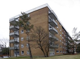 Chelsea in Ottawa, ON - Building Photo