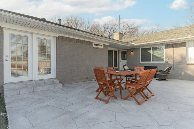 1425 Mayfield Ave