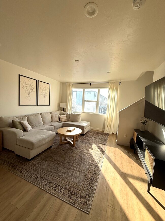 736 W Bronze Leaf Rd