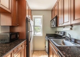 10 Palisade Ave, Unit 2c in Cliffside Park, NJ - Building Photo - Building Photo