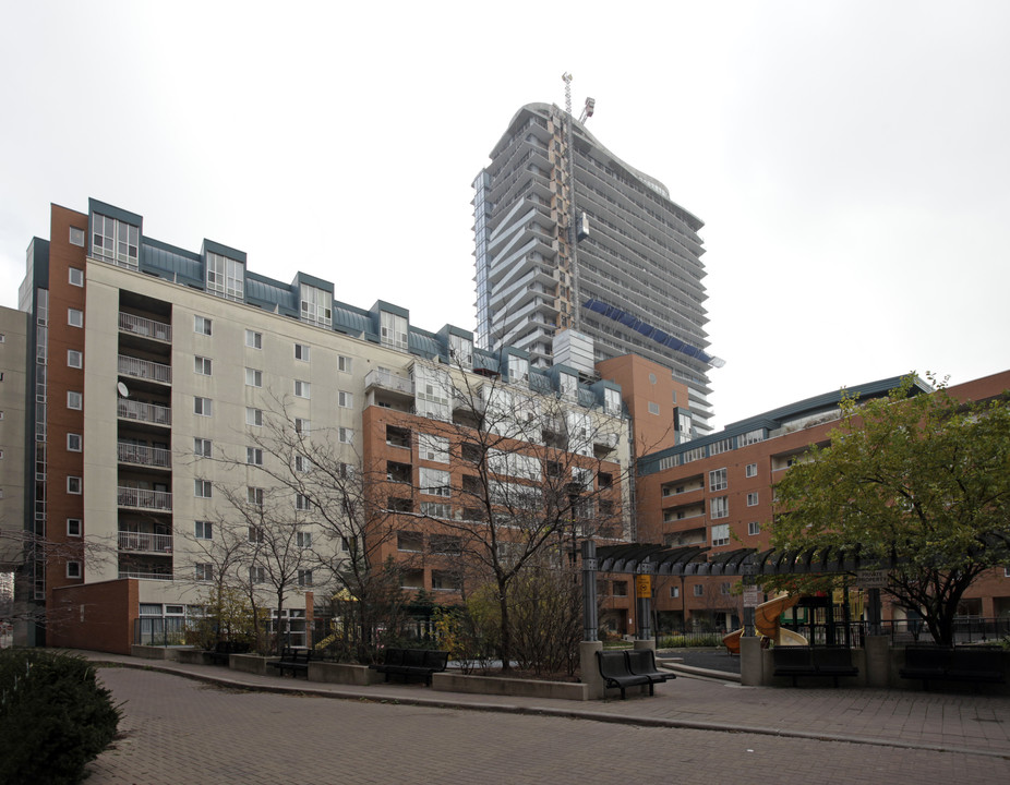 2 Market St in Toronto, ON - Building Photo